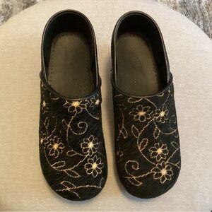 Womens Sanita black floral clogs size EU 40 US 8.5 NWOB only tried on never worn